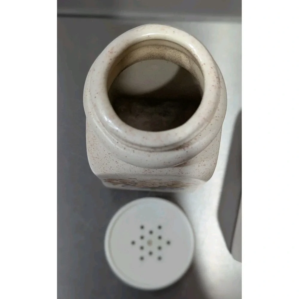 Vintage‎ Homemade Ceramic Salt And Pepper Shakers With Flower Bouquet